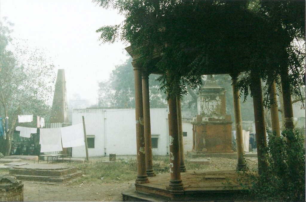 Grandiose leaning tombs shaped like bandstands and cenotaphs. Washing strung between grave stones. 